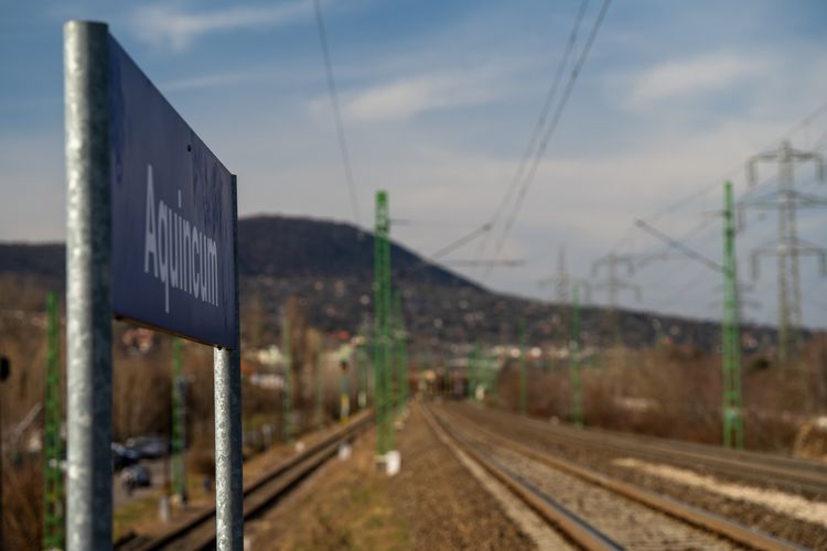 Hány világot kapcsol össze ez a budapesti terület?