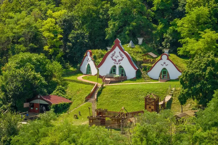 Toszkán hangulat, vagy inkább a balatonendrédi földházak? 