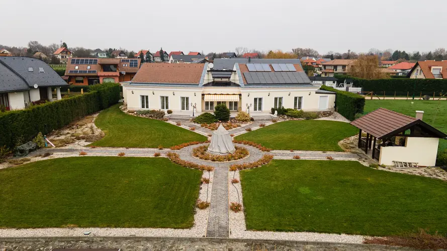 Felejtsd el a balatoni nyaralót! Ez a Velencei-tavi luxusvilla a gazdagok új kedvence!