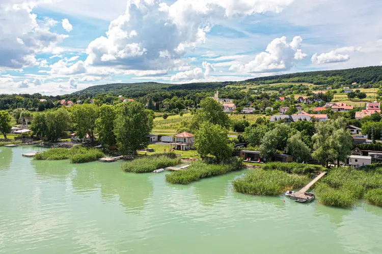 A Balaton legkelendőbb telke iszonyat hosszan privát partszakaszt kínál 