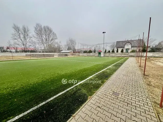 Ez az eladósorba került futballpálya a magyar ingatlanpiac új sztárja