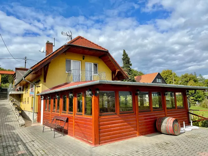Több és olcsóbb is lett tavalyhoz képest az eladó balatoni büfé