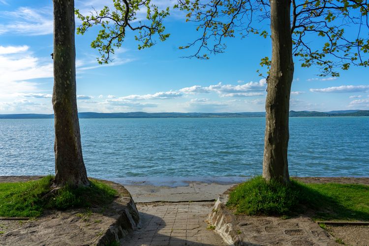 Vízparti nyaralót vennél? Mutatjuk, milyet és mennyiért kapsz a Balatonnál és a Velencei-tónál