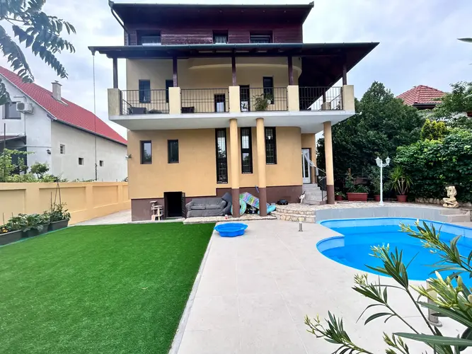 Két család, egy ház, nulla kompromisszum – ilyen az igazi duplex