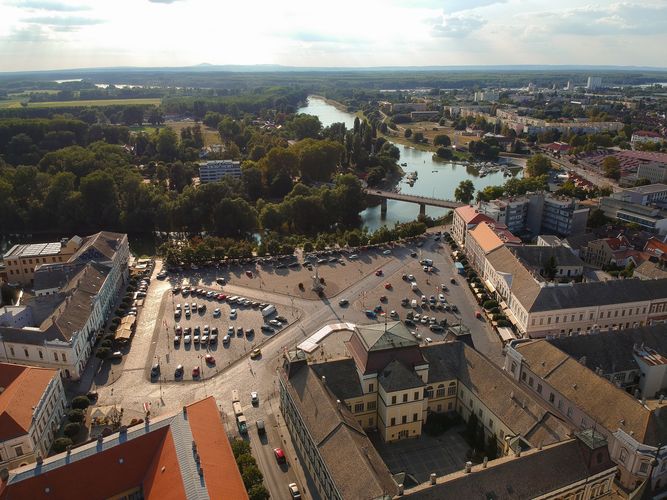 A Százszorszép és a Kertváros már megadják a hangulatot ehhez a bájos kisvároshoz