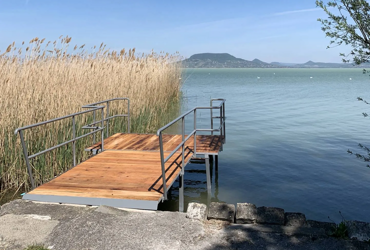 Ha családi nyaralás a Balatonnál, akkor ezen a nyugis helyen lehet érdemes nyaralót venni