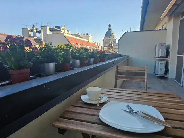 Modern lakás a belváros szívében: tágas terasszal és kényelmes parkolással