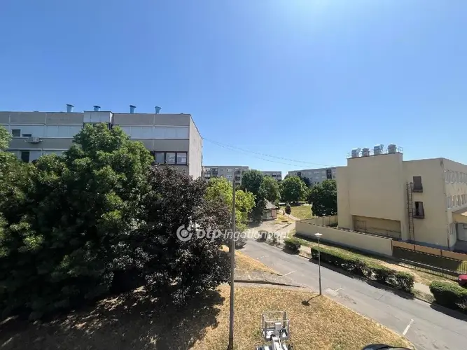 Egy kisvárosi központ minden kényelemmel ellátva, két lakóteleppel és vonzó lakásokkal