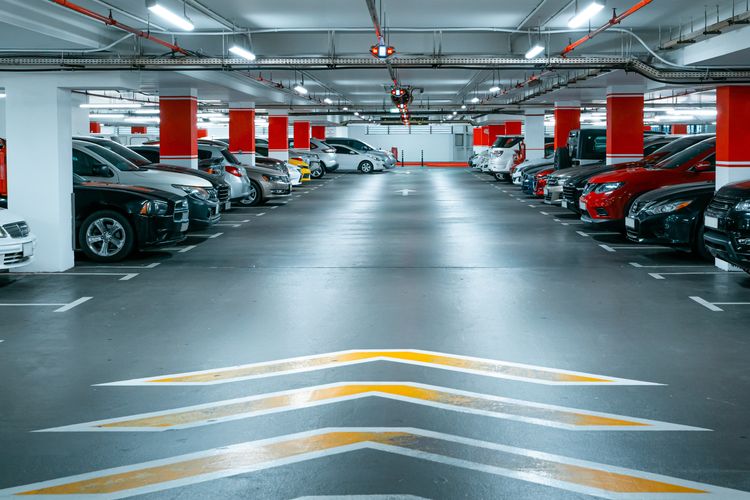 Aranyat érnek a belvárosi parkolóhelyek: mutatjuk, mennyiért hirdetik őket