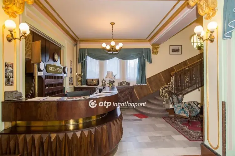 Ez az a szolnoki szálloda, ahova a Booking vezette a turistákat - lelakatolt kapu várta őket