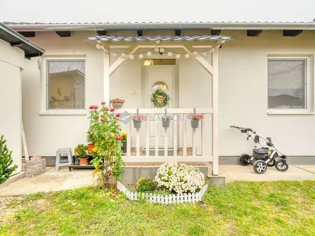 A hét legbájosabb eladó ikerháza – kívül-belül harmonikus megoldásokkal