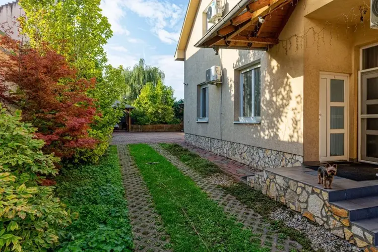 Cifra Palota: a XV. kerület lakótelepét elhagyva ezeréves vidéki városba keveredhetsz