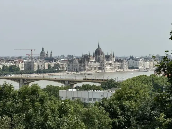 Fürdők és káprázatos panoráma a II. kerület fővárosi frontvonalában