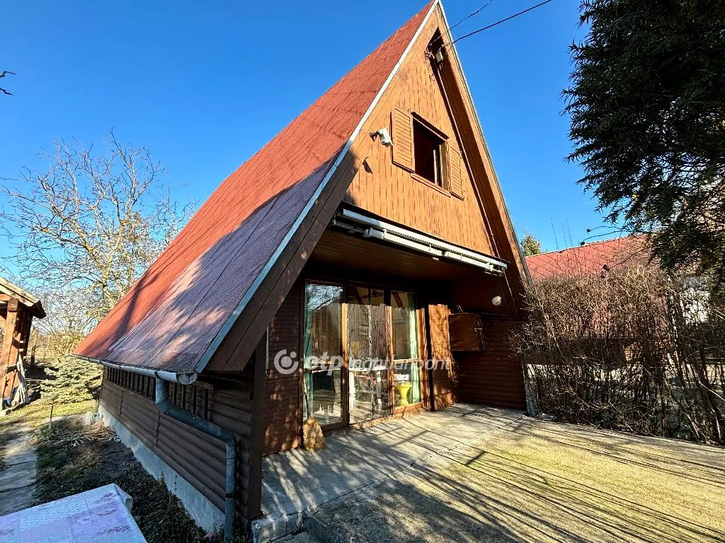 elado-hetvegi-haz-sarud-99040731-t6.webp