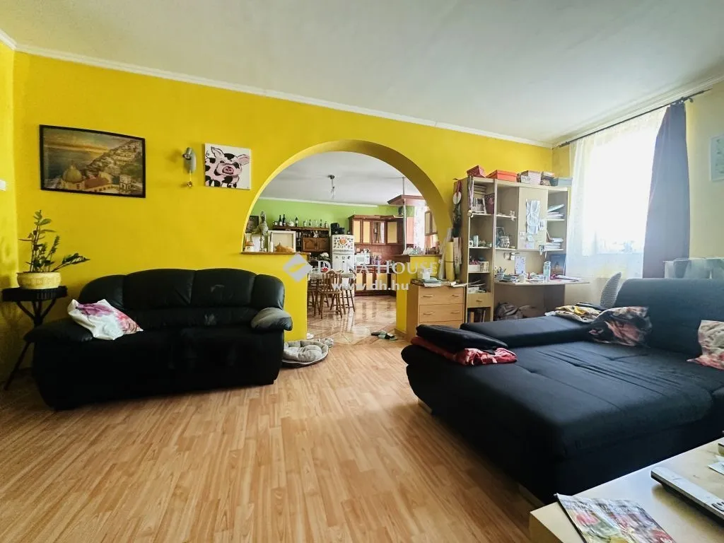 elado-csaladi-haz-kesztolc-108605374-t6.webp