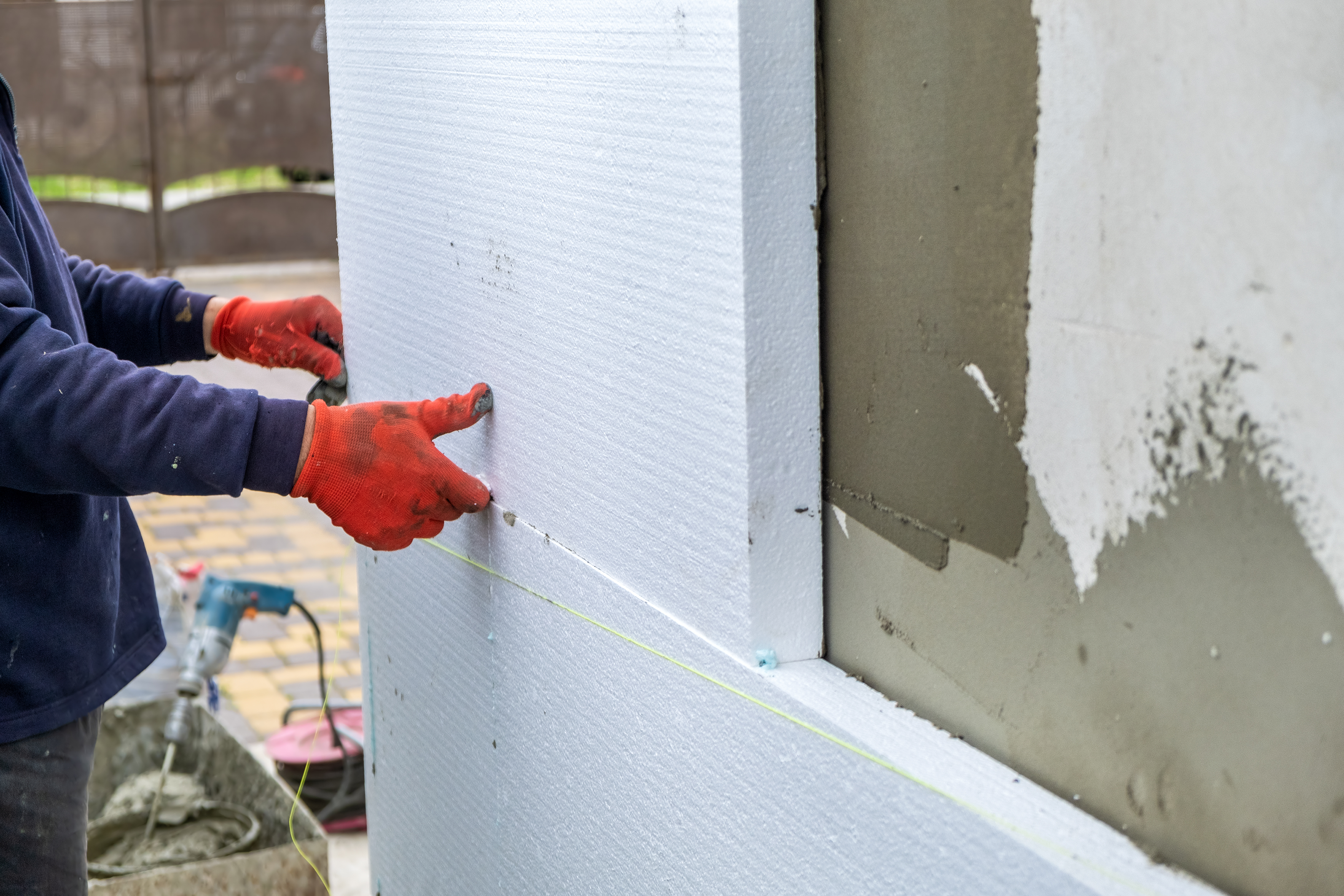 construction-worker-installing-styrofoam-insulatio-2022-11-17-13-34-28-utc_envato.jpg