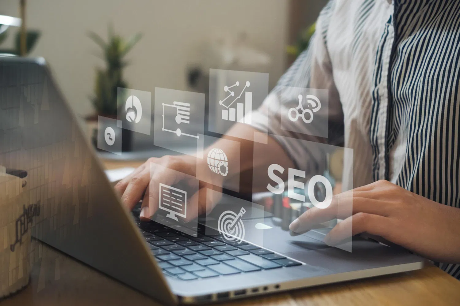 Osoba pracujaca na laptopie z ikonami SEO i analityki, cyfrowa optymalizacja WaveMed