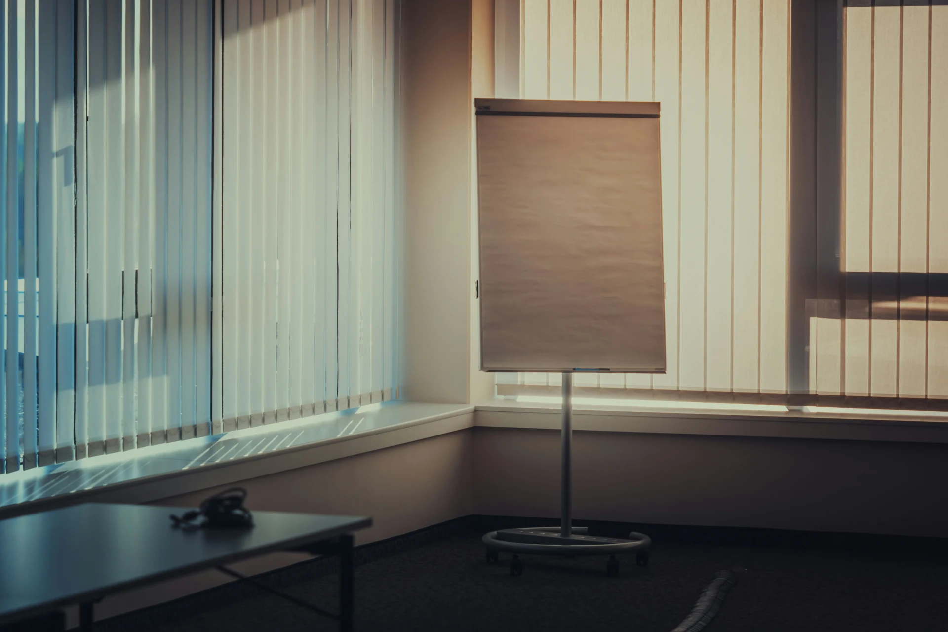 Pusty flipchart w sali szkoleniowej symbolizujacy tworzenie materialow w marketingu medycznym i kompleksowe wsparcie