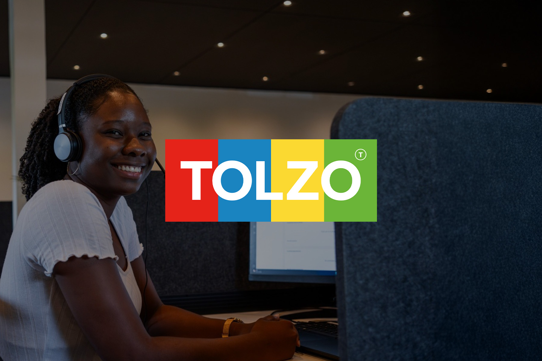 Medewerkers van callcenter Tolzo bellen met comfortabele headsets