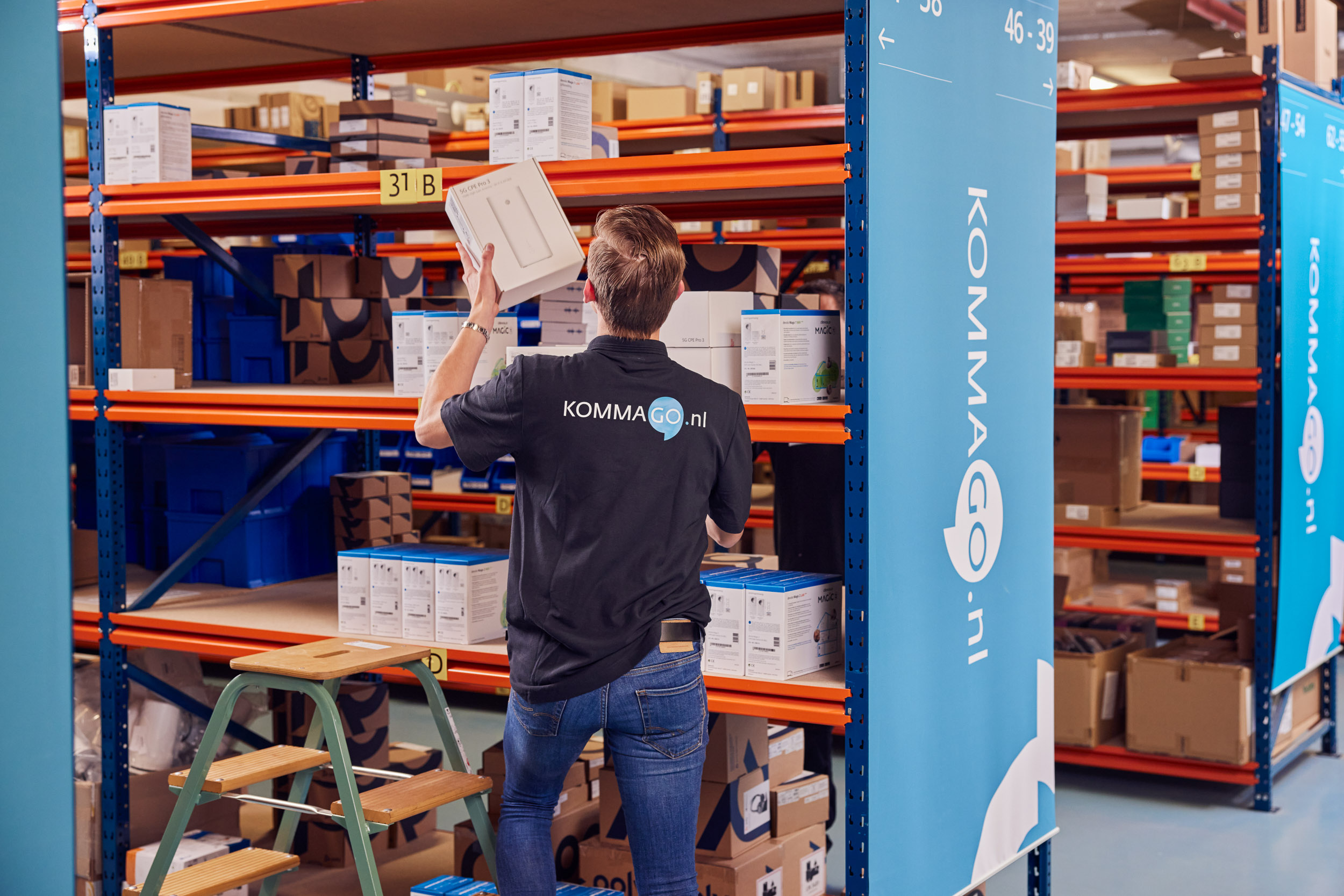 medewerker-pakt-product-uit-stelling