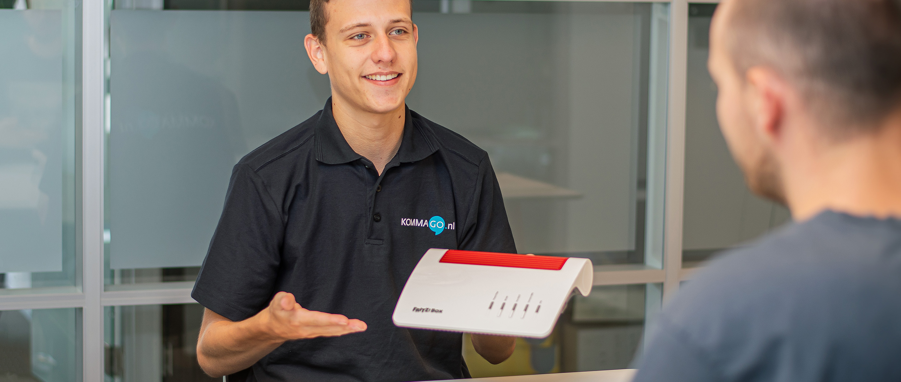 Persoon die een advies geeft over een 4g/5g oplossing
