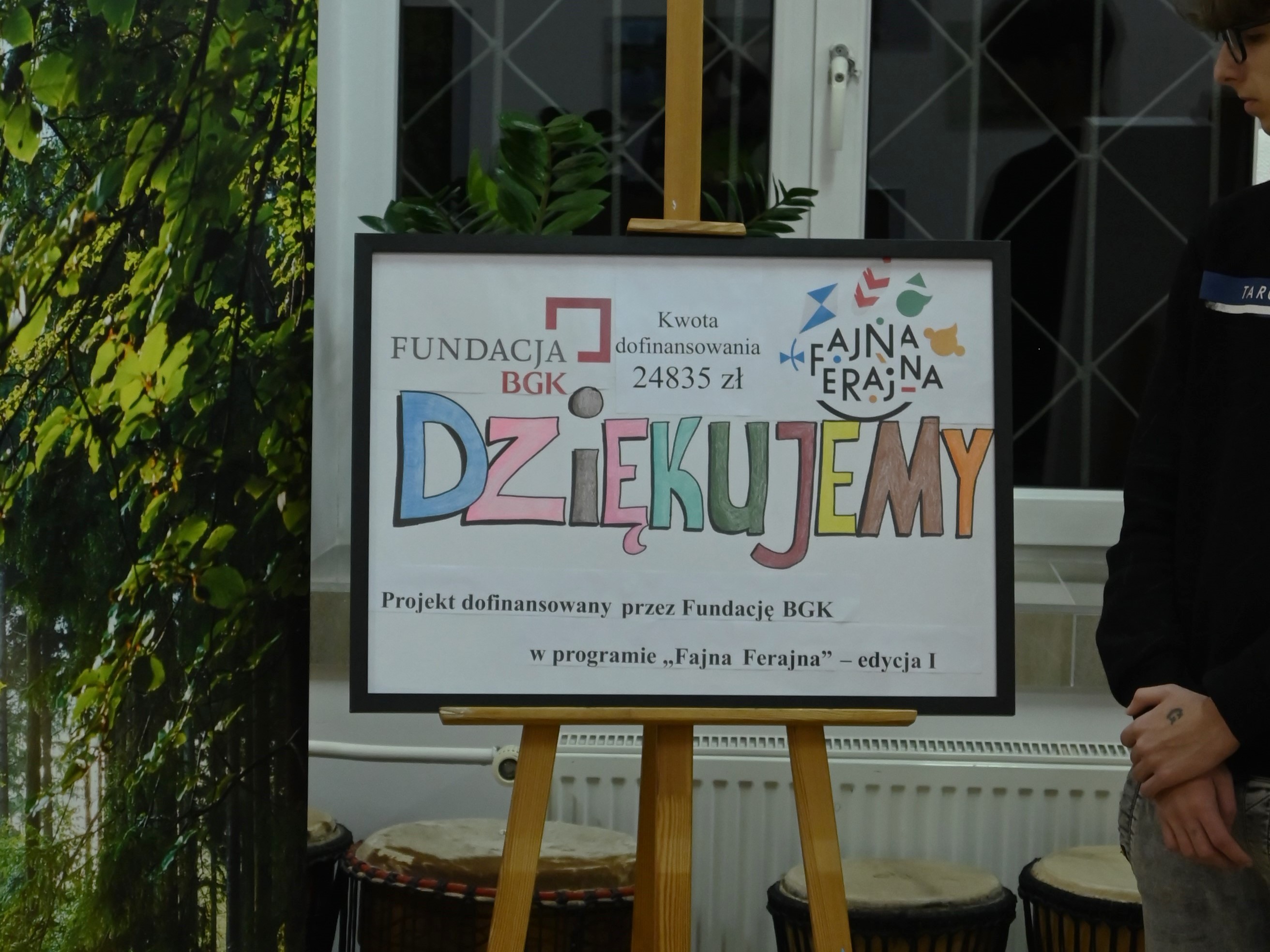 Zakończenie projektu Fajna Ferajna | Plansza stojąca na sztaludze, na niej logo BGK oraz Fajnej Ferajny, pod spodem duży, kolorowy, odręcznie wykonany napis Dziękujemy.JPG