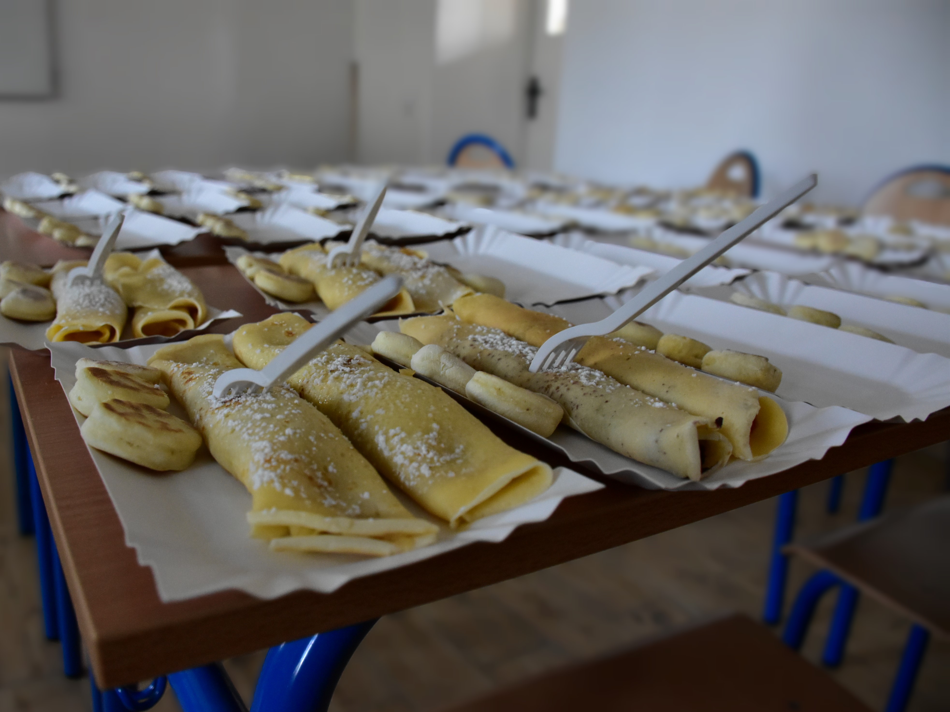 Andrzejkowe wróżby i nie tylko. | Leżące na papierowych tackach porcje naleśników i proziaków, w naleśniki są powbijane plastikowe widelce..JPG