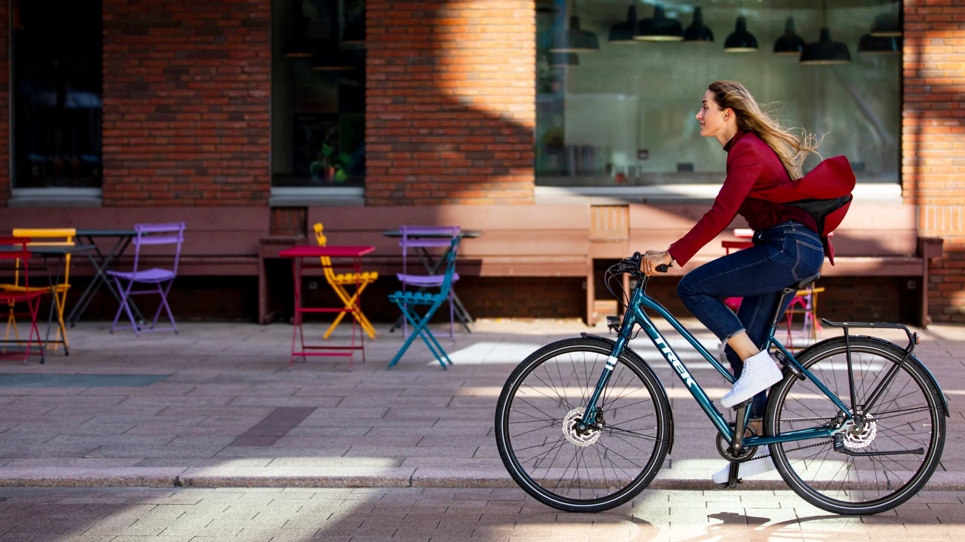 Vrouw fietst op stadfiets van Trek Fietslease Holland