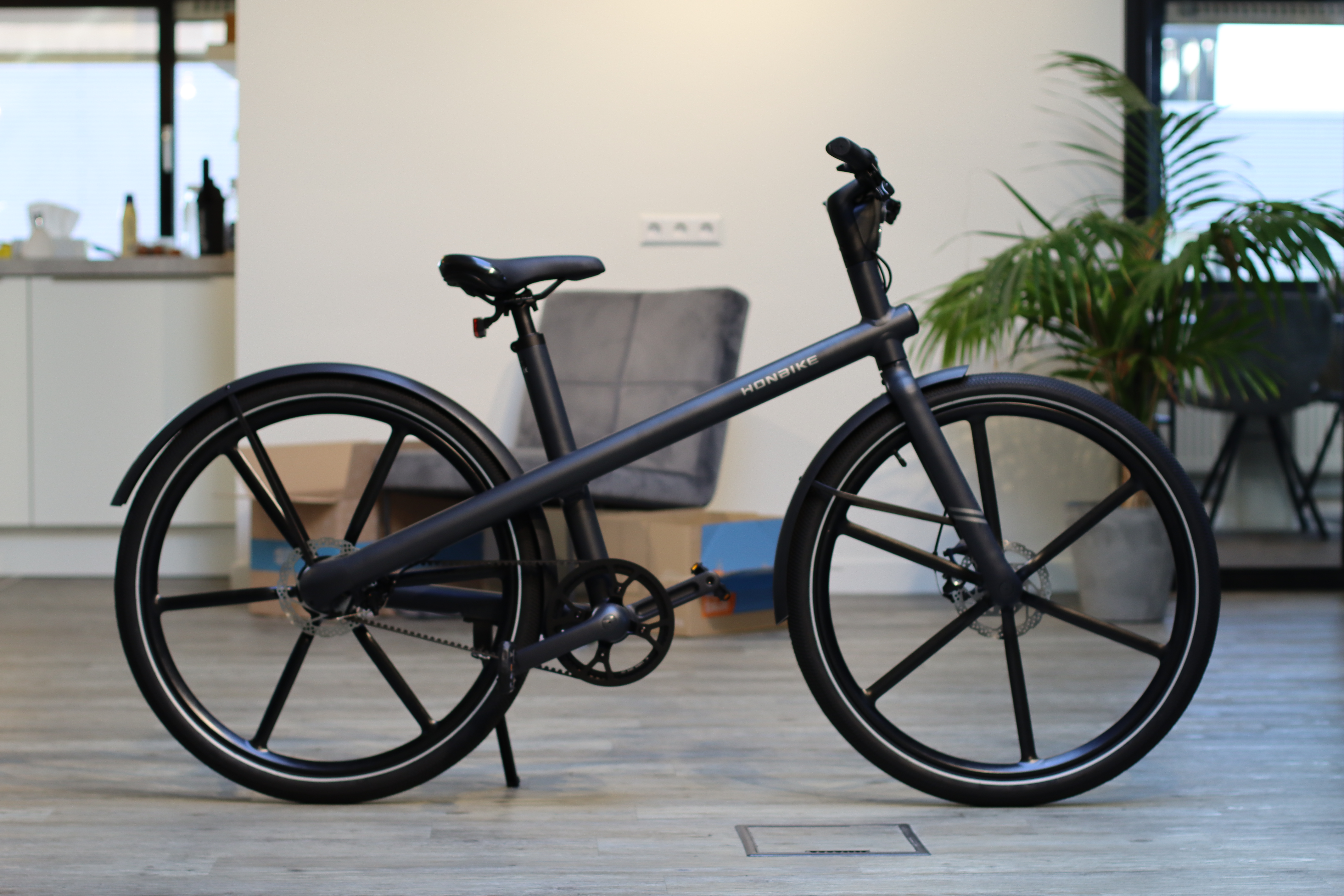 Honbike Uni-4 stadsfiets op kantoor