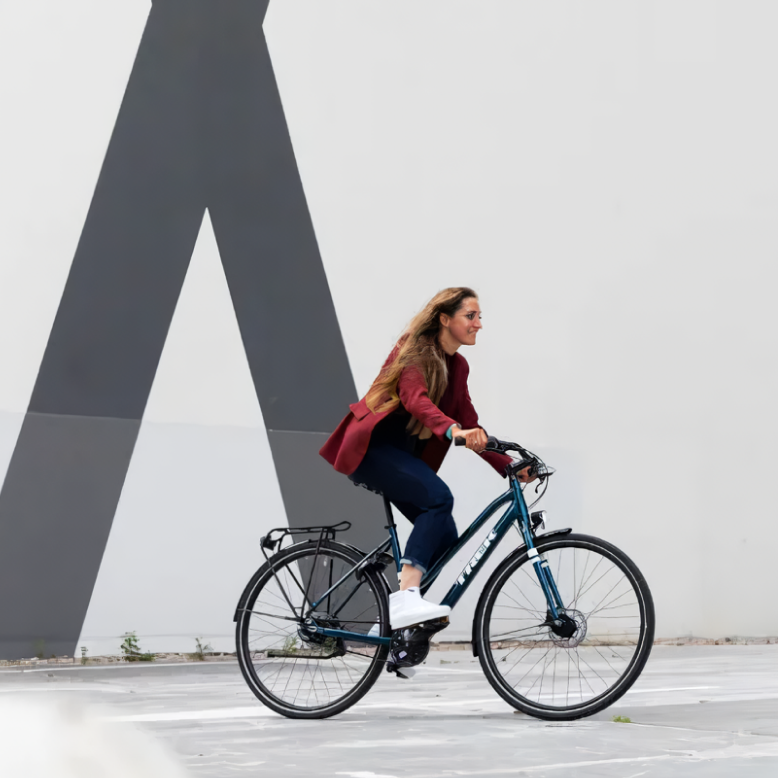 Vrouw op stadsfiets Fietslease Holland