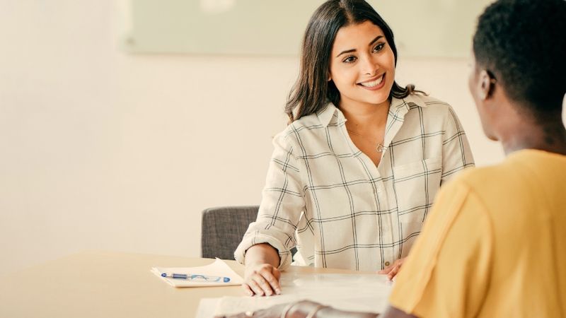 Vrouw voert een gesprek aan tafel