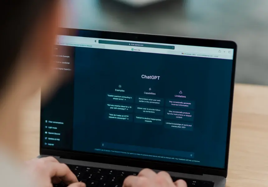 Person bruker ChatGPT på en bærbar PC