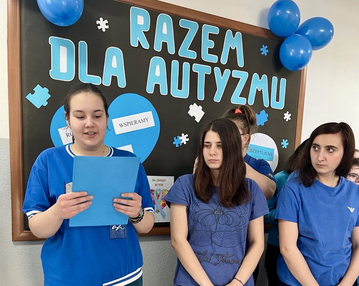 Światowy Dzień Świadomości Autyzmu | Dziewczyny ubrane na niebiesko, jedna z nich czyta.jpg
