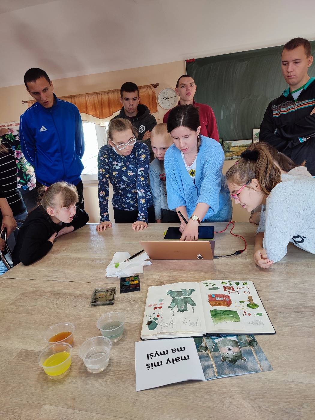 W świecie sztuki | Nauczyciel pokazuje coś uczniom na komoputerze .jpg