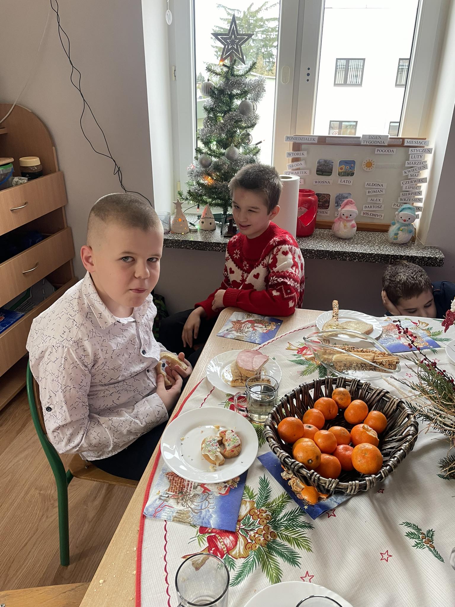Nasz szkolny chór Karolus, zawsze obecny podczas uroczystości i wydarzeń muzycznych w naszym środowisku, zdobywa również uznanie na zewnątrz, biorąc udział w festiwalach i konkursach.  Gratulujemy wszystkich osiągnięć, zwłaszcza tych ostatnich, jakimi było zdobycie pierwszych miejsc na XI Wojewódzkim Festiwalu Piosenki Patriotycznej, Żołnierskiej i Harcerskiej Placówek Kształcenia Specjalnego w Rudniku nad Sanem oraz IX Wojewódzkim Festiwalu Dzieci i Młodzieży z Niepełnosprawnością Intelektualną w Dębicy.  Jesteśmy z was dumni! | Dwóch chłopców przy stole.jpg