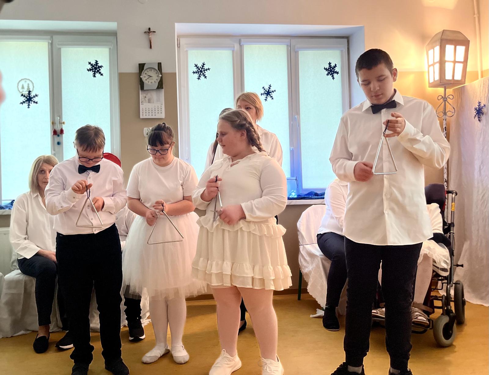 Między światłem, a ruchem… | Uczniowie grają na trójkatach.jpg