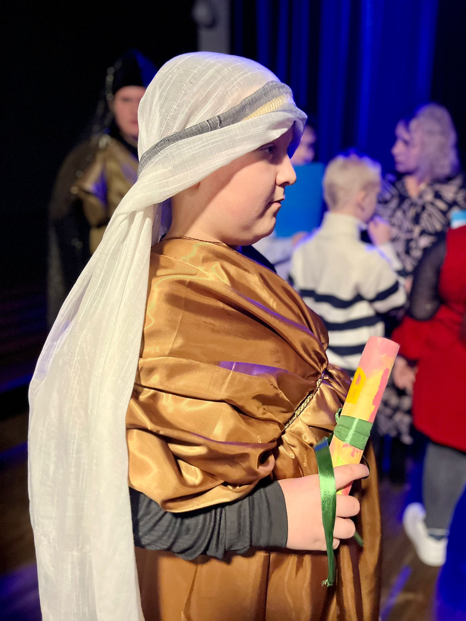 Światowy Dzień Chorego | Chłpiec w złotej tunice i turbanie na głowie .jpg