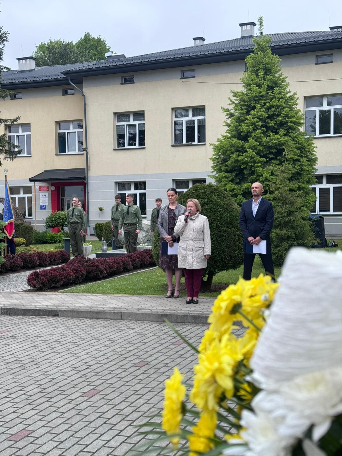Święto Szkoły 2025 | Uroczyste przemówienia na placu szkolnym.jpg
