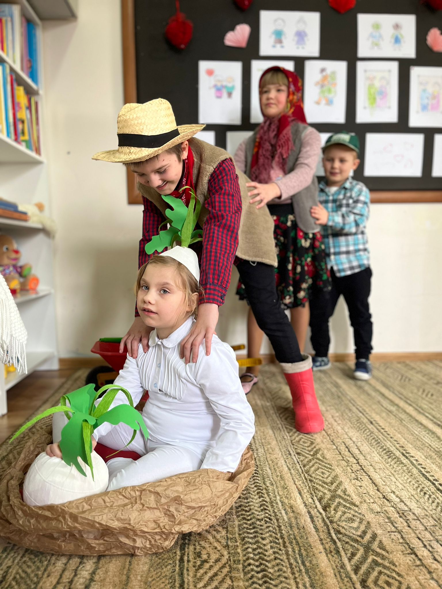 Dzień Babci i Dziadka w przedszkolu | Dzieci w przebraniu podczas występu .jpg