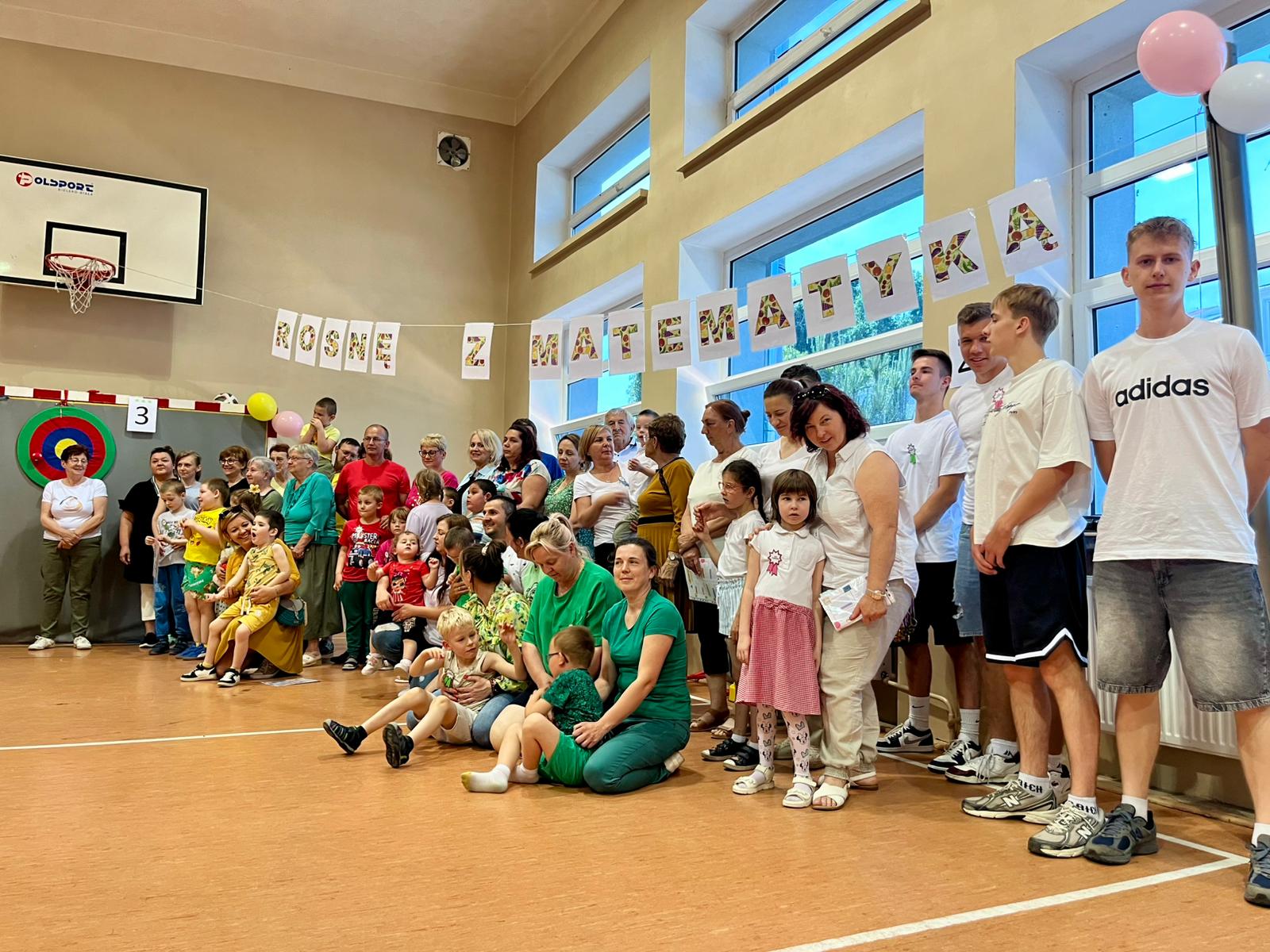 Podsumowanie IV edycji programu grantowego „Rosnę z matematyką” | Zdjęcie grupowe.jpg