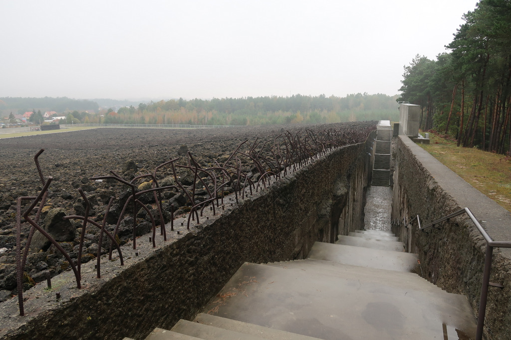 Bełżec – Miejsce Pamięci | Schody w Muzeum.jpg