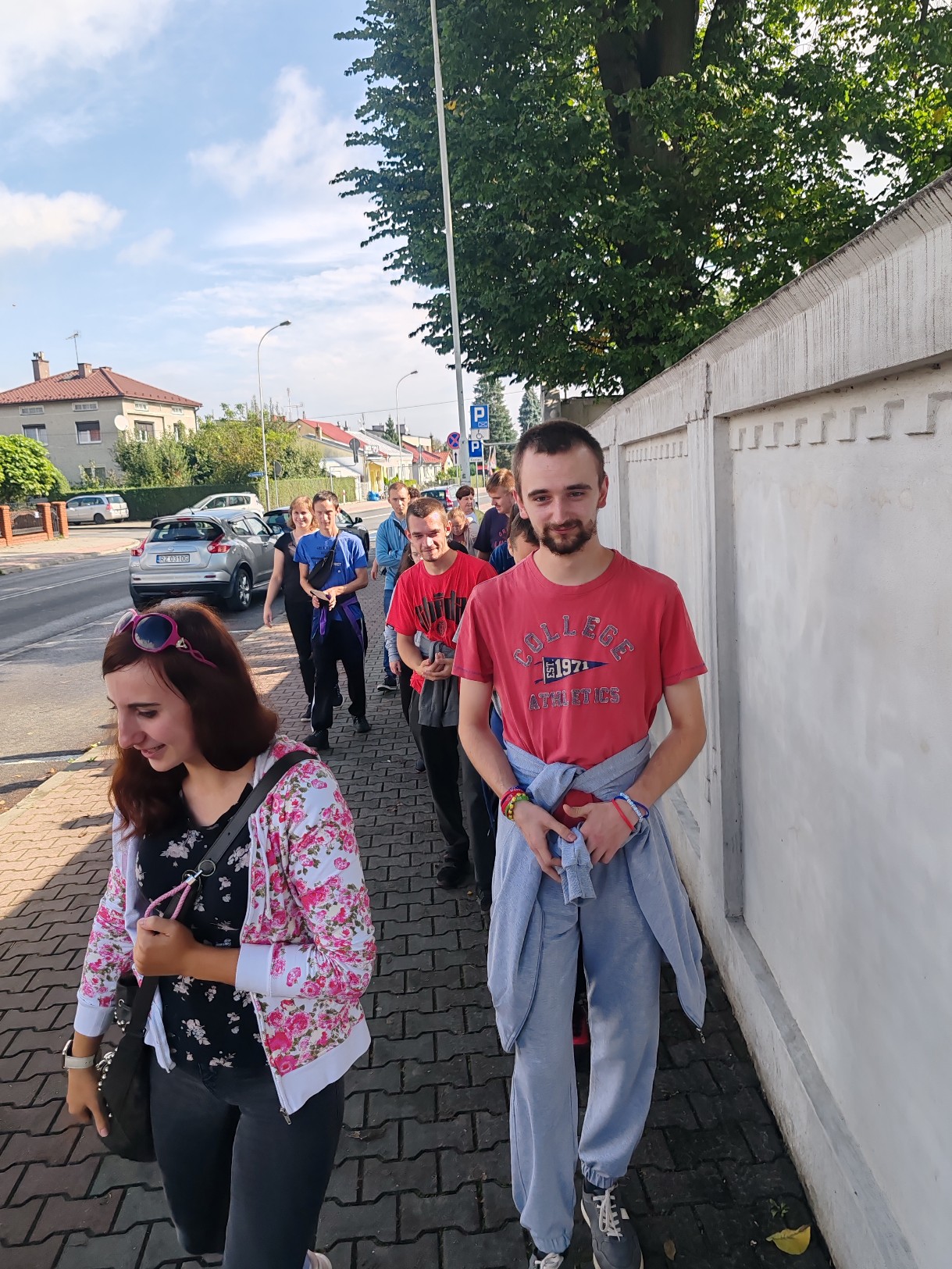 Nieznany Lubaczów | Uczniowie idący z uśmiechem.jpg