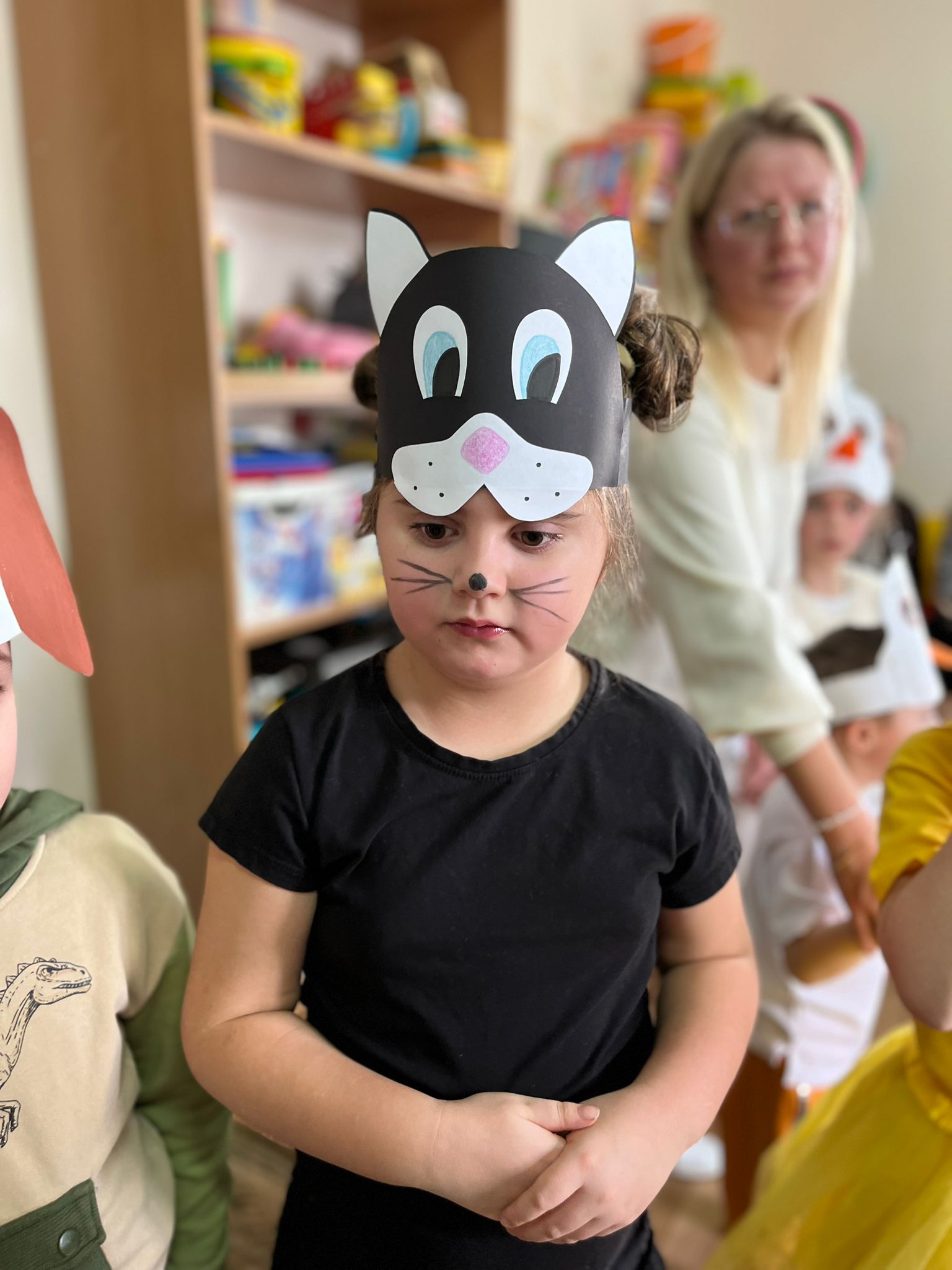 Dzień Babci i Dziadka w przedszkolu | Dziewczynka przebrana za kotka.jpg