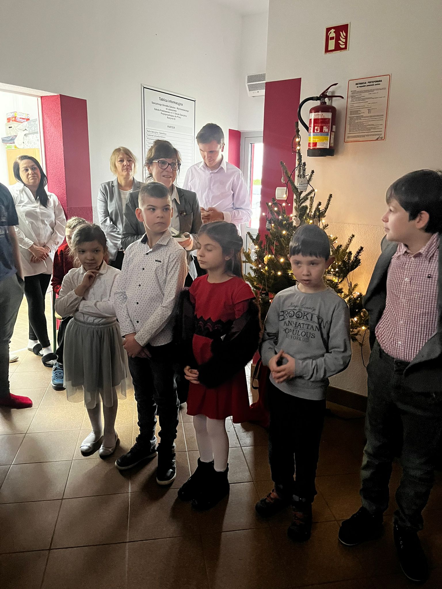 Nasz szkolny chór Karolus, zawsze obecny podczas uroczystości i wydarzeń muzycznych w naszym środowisku, zdobywa również uznanie na zewnątrz, biorąc udział w festiwalach i konkursach.  Gratulujemy wszystkich osiągnięć, zwłaszcza tych ostatnich, jakimi było zdobycie pierwszych miejsc na XI Wojewódzkim Festiwalu Piosenki Patriotycznej, Żołnierskiej i Harcerskiej Placówek Kształcenia Specjalnego w Rudniku nad Sanem oraz IX Wojewódzkim Festiwalu Dzieci i Młodzieży z Niepełnosprawnością Intelektualną w Dębicy.  Jesteśmy z was dumni! | Uczniowie stoją przy choince.jpg