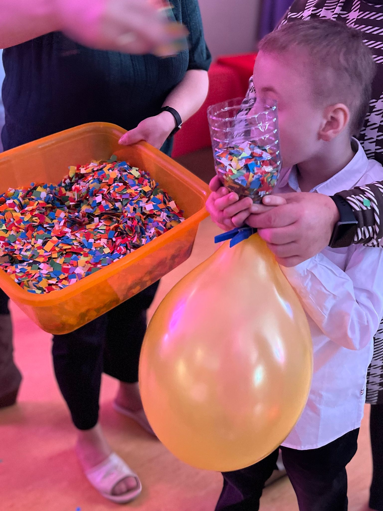 Walentynkowe zabawy | Chłopiec trzyma balon i konfetti.jpg