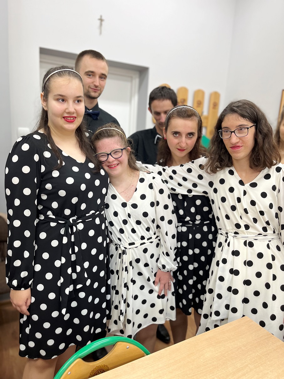 Świętujemy Dzień Edukacji Narodowej | Grupa uśmiechniętych uczniów pozuje do zdjęcia .JPG