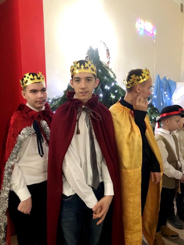 Nasz szkolny chór Karolus, zawsze obecny podczas uroczystości i wydarzeń muzycznych w naszym środowisku, zdobywa również uznanie na zewnątrz, biorąc udział w festiwalach i konkursach.  Gratulujemy wszystkich osiągnięć, zwłaszcza tych ostatnich, jakimi było zdobycie pierwszych miejsc na XI Wojewódzkim Festiwalu Piosenki Patriotycznej, Żołnierskiej i Harcerskiej Placówek Kształcenia Specjalnego w Rudniku nad Sanem oraz IX Wojewódzkim Festiwalu Dzieci i Młodzieży z Niepełnosprawnością Intelektualną w Dębicy.  Jesteśmy z was dumni! | Uczniowie przebrani za królów.jpg