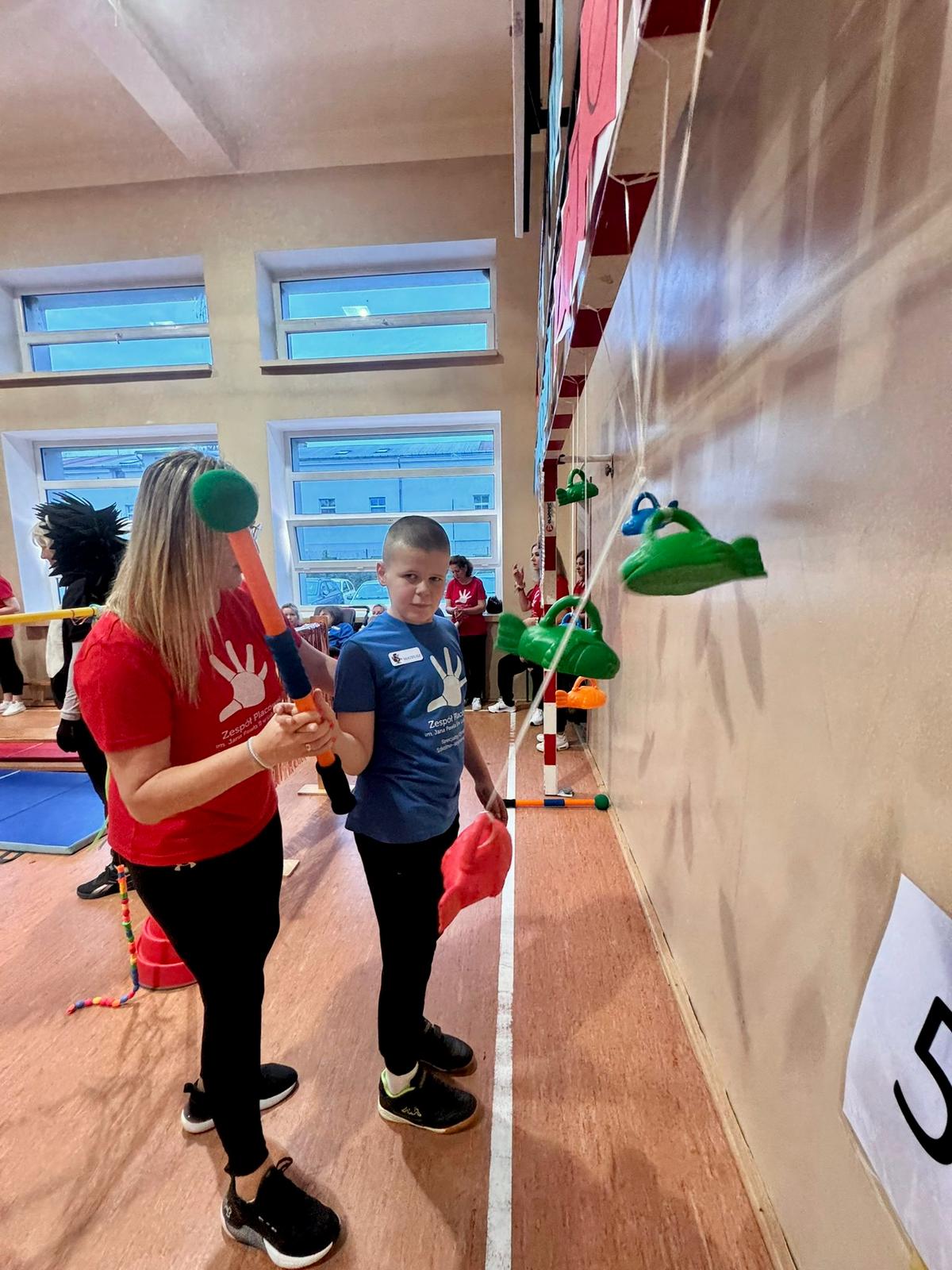 MATP Olimpiad Specjalnych | Chłopiec uderza pałką w plastikowe rybki.jpg
