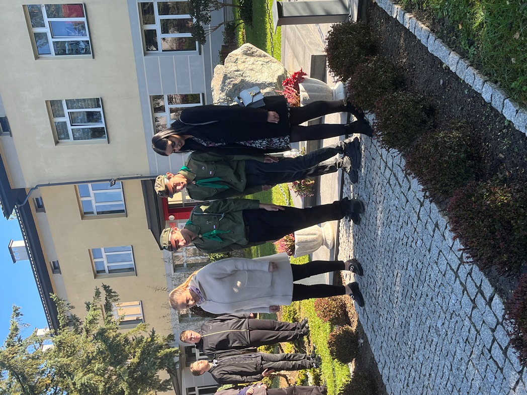 DZIEŃ PAPIESKI | Harcerze i rodzice przed obeliskiem poświęconym Janowi Pawławi II .jpeg