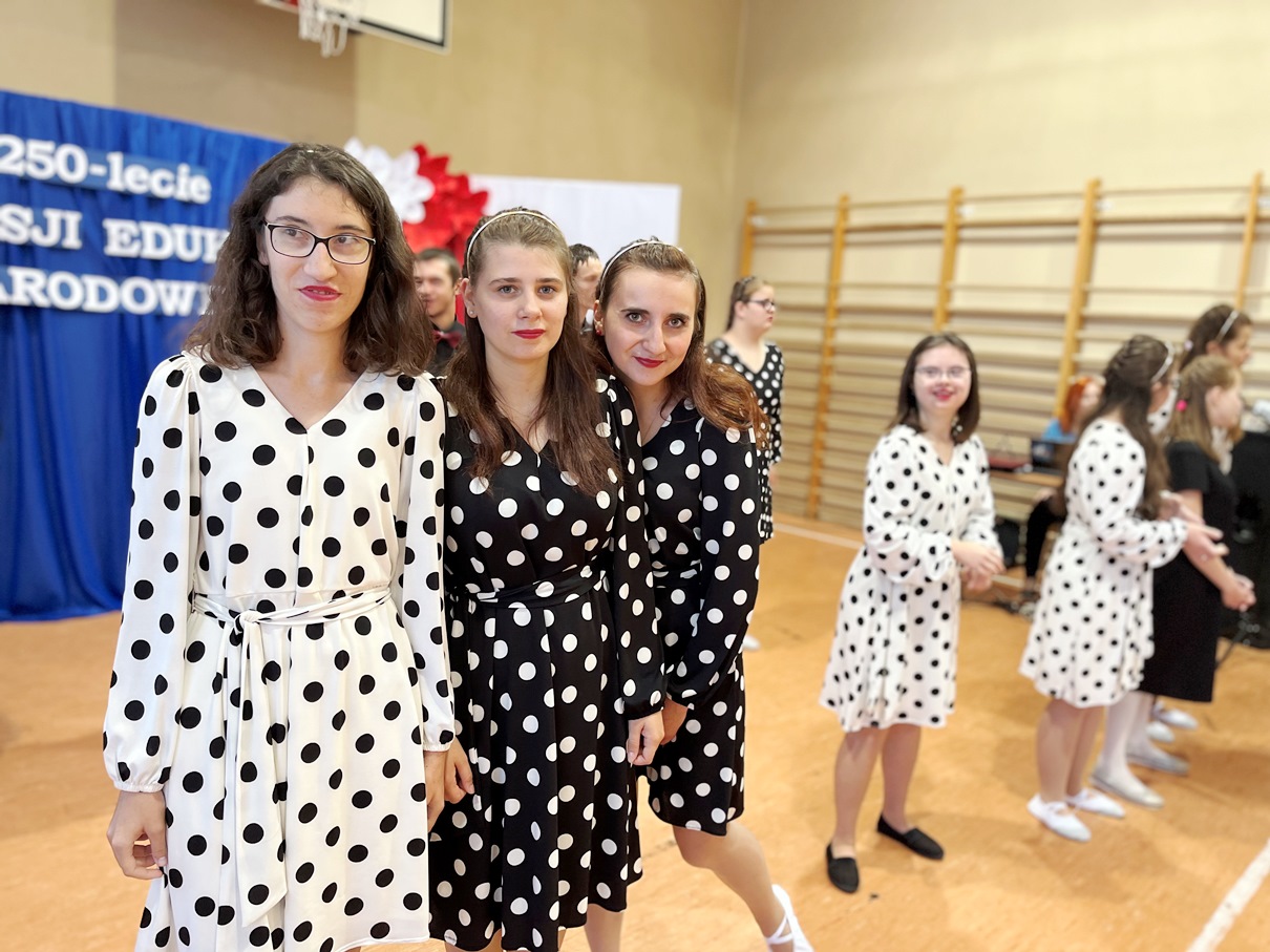 Świętujemy Dzień Edukacji Narodowej | Uczenice w sukienkach w czarno-białe grochy usmiechają się do zdjęcia.JPG